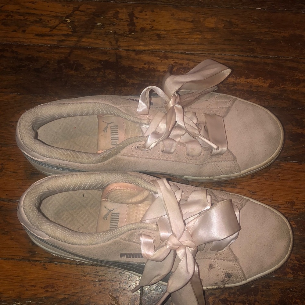 Light pink pumas with bow